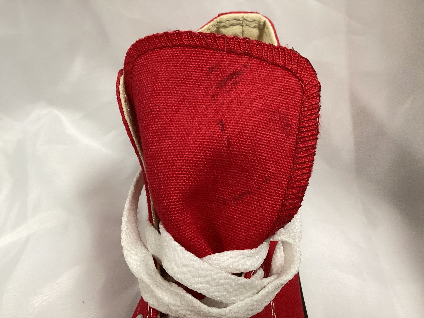 Converse Chuck Taylor All Star Hightops Red Kids Size 13.5 (Previously Owned- Like New Condition)