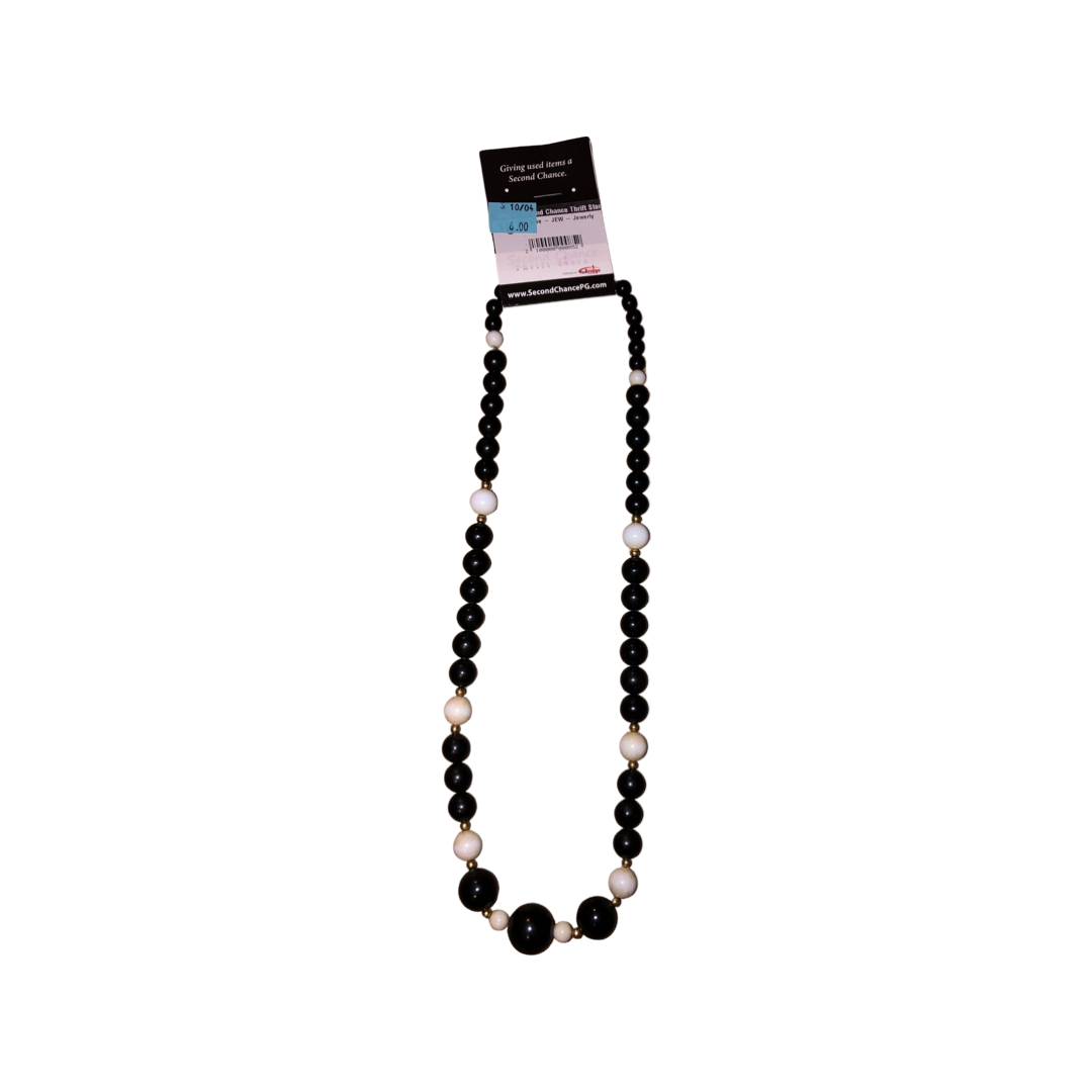 Necklace black and white