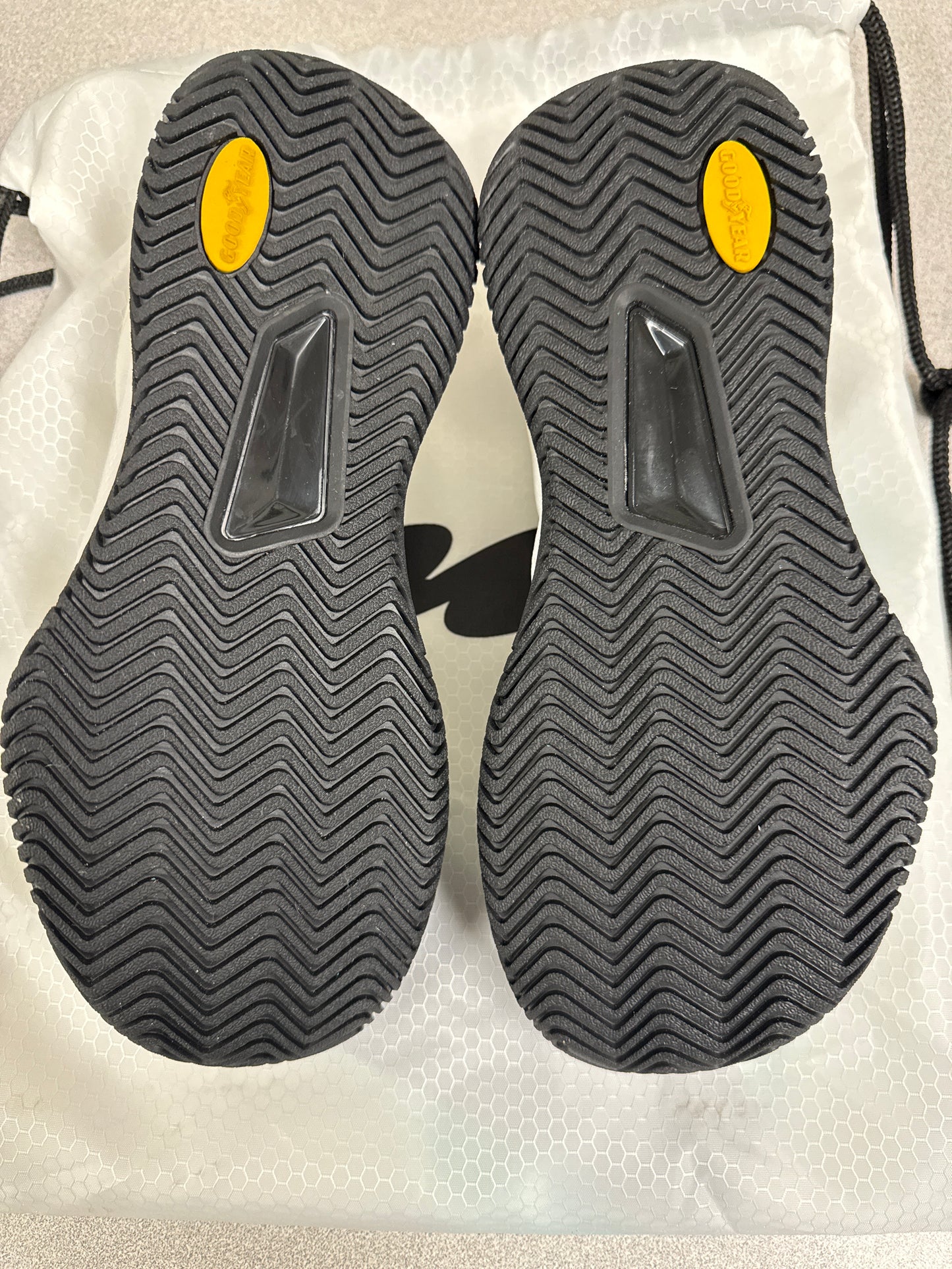 CUURT Muuv - Wide Toe Box Court Shoes (Unisex) White & Black EU 40 - Used Like New