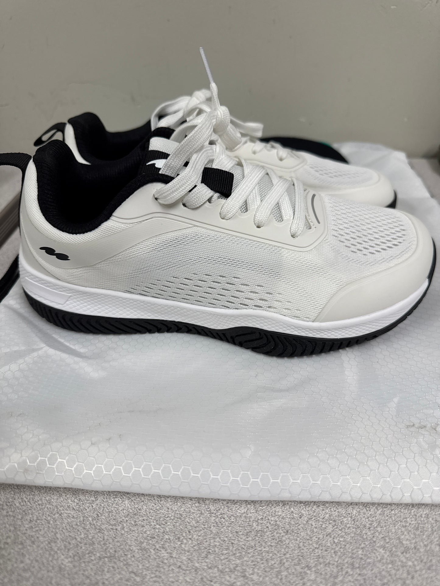 CUURT Muuv - Wide Toe Box Court Shoes (Unisex) White & Black EU 40 - Used Like New