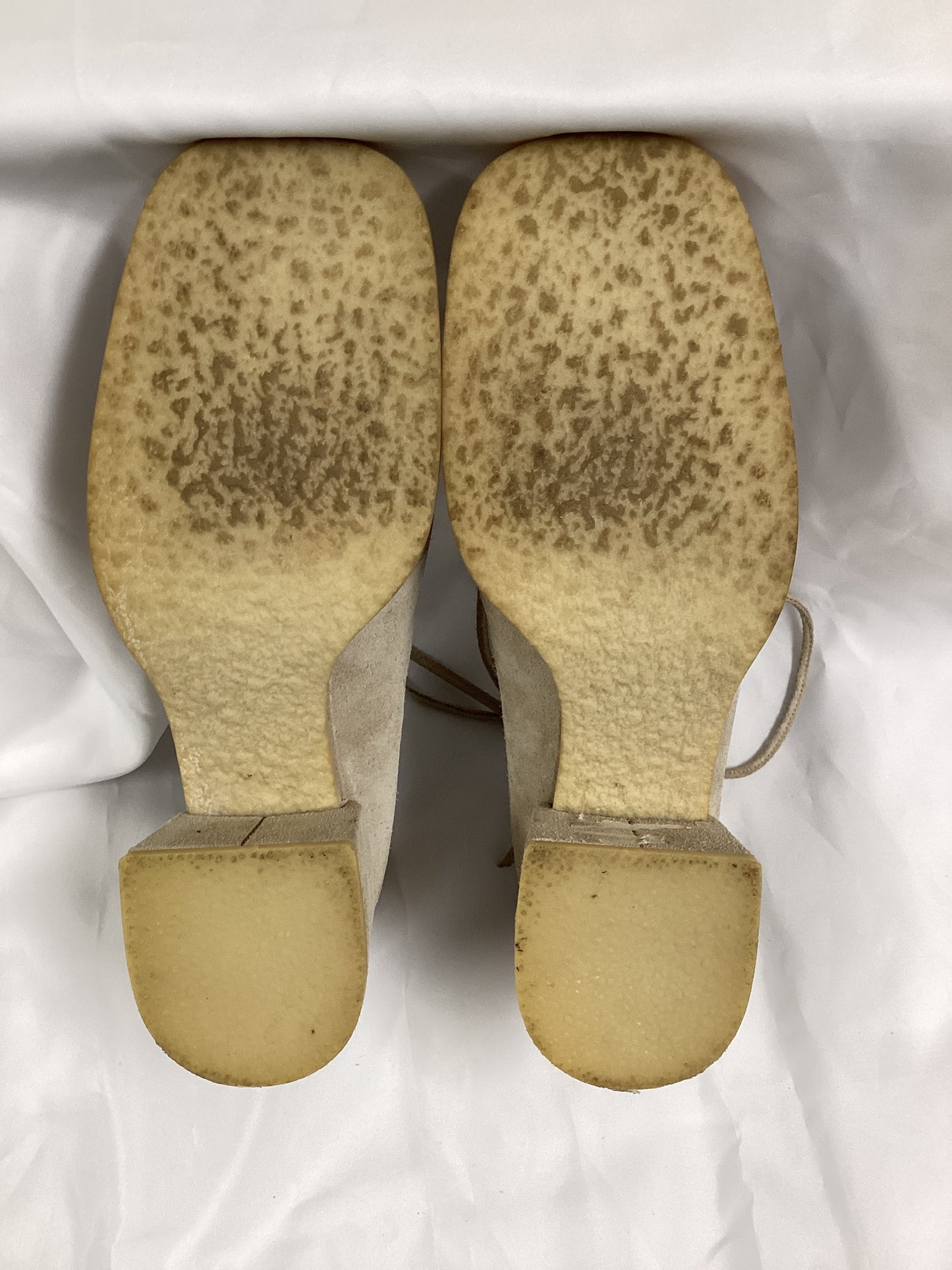 Charles Jourdan Bis Tan Suede Block Heel Shoe Size 7.5 (Previously Owned)