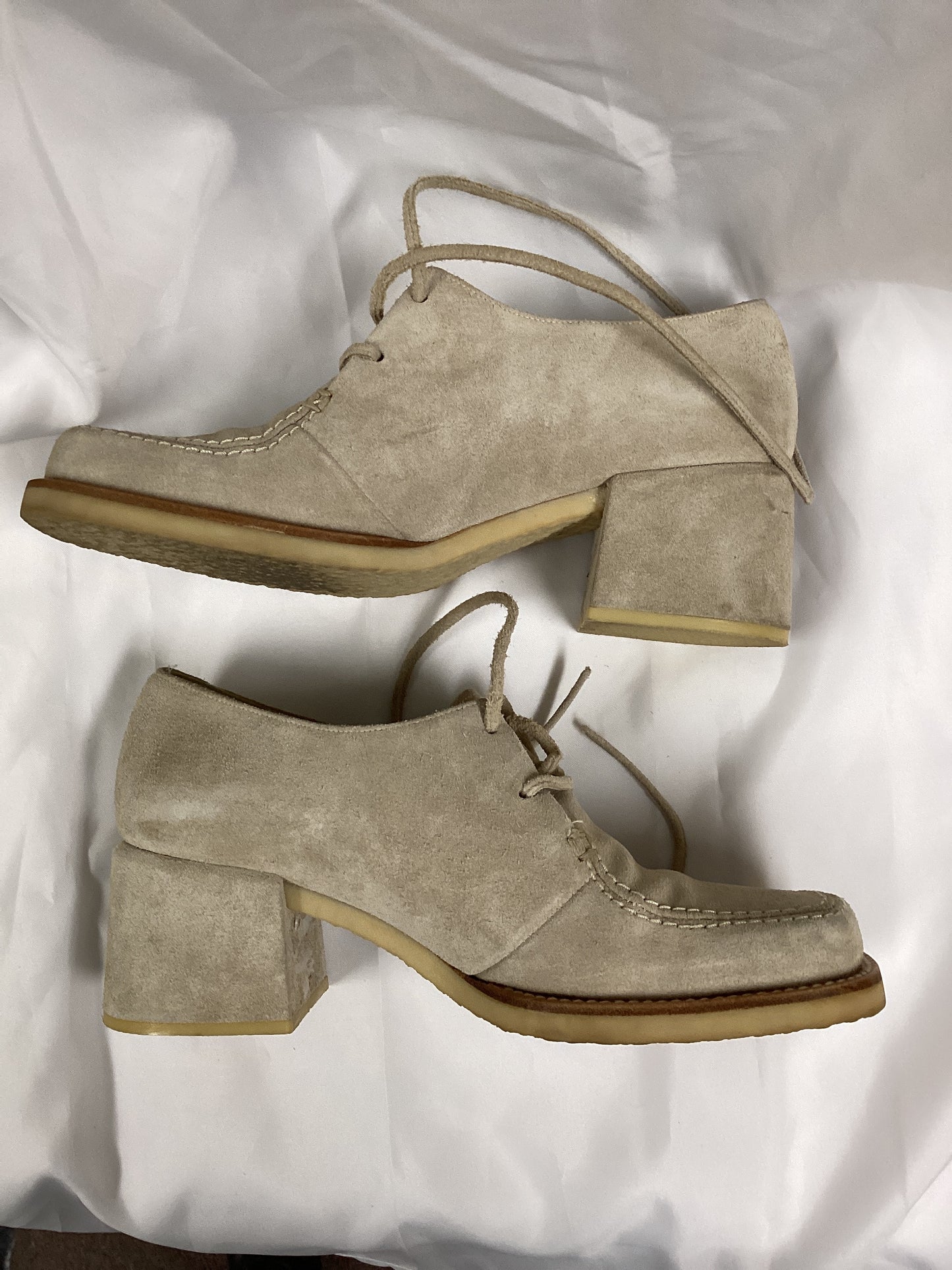 Charles Jourdan Bis Tan Suede Block Heel Shoe Size 7.5 (Previously Owned)