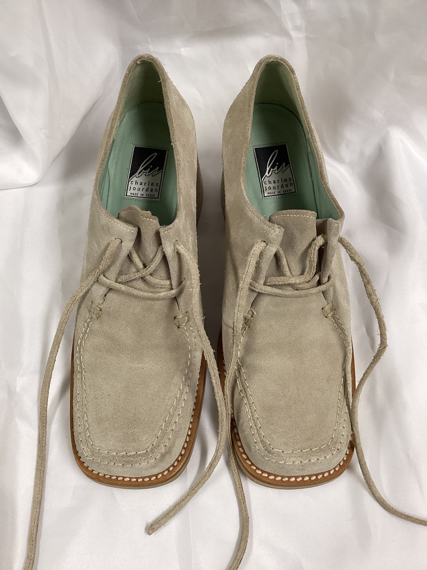 Charles Jourdan Bis Tan Suede Block Heel Shoe Size 7.5 (Previously Owned)