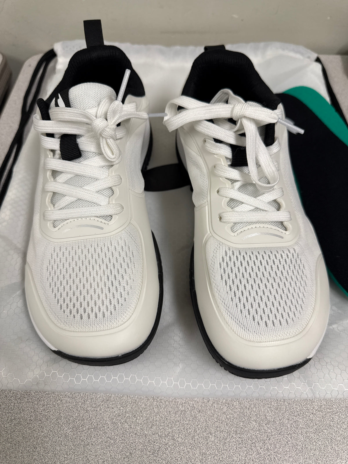 CUURT Muuv - Wide Toe Box Court Shoes (Unisex) White & Black EU 40 - Used Like New
