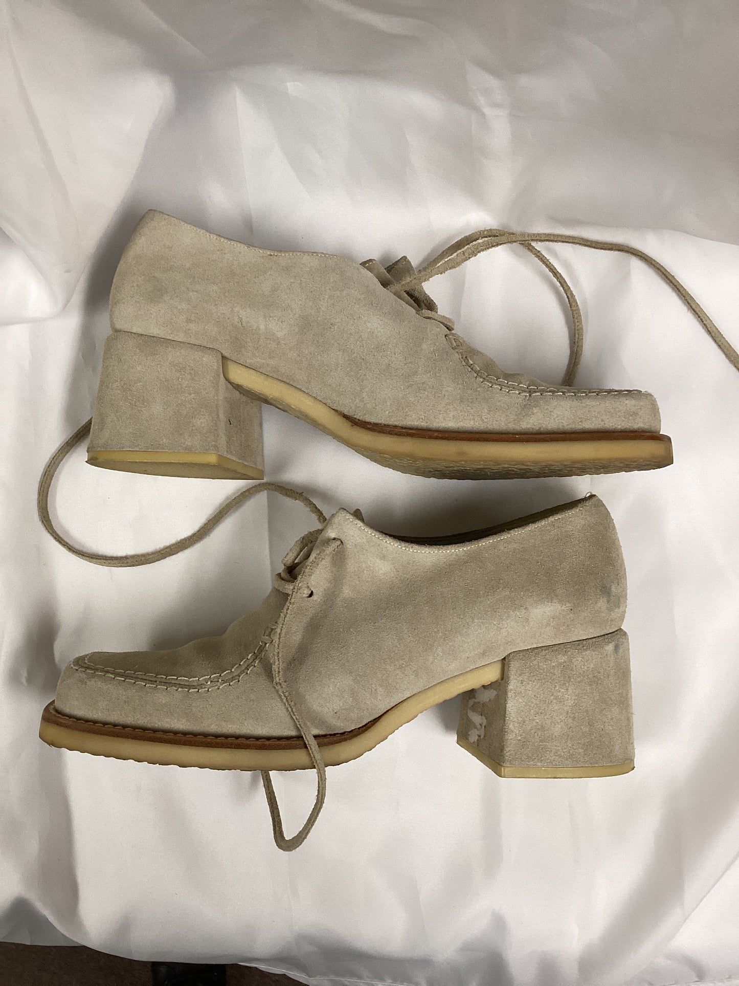 Charles Jourdan Bis Tan Suede Block Heel Shoe Size 7.5 (Previously Owned)