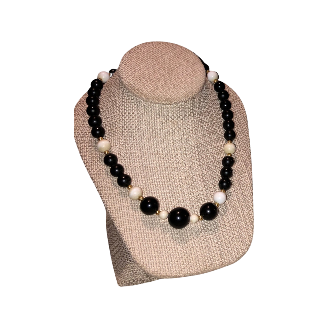 Necklace black and white